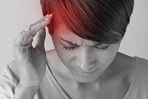 Einseitige Kopfschmerzen: Ursachen, Auslöser und Behandlung