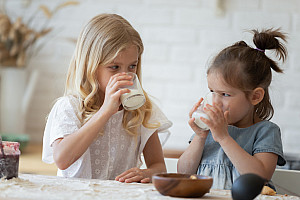 Kinder mit probiotischem Getr&auml;nk