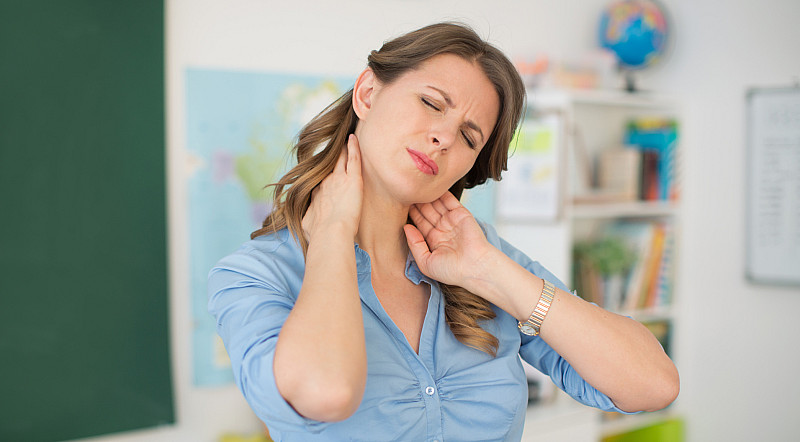 Frau mit Nackenschmerzen